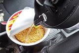 車内でお湯を沸かせる「車用電気ケトル」で作ったラーメンがウマい…