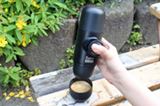 アウトドアに持っていきたい! 電気も電池も不要なエスプレッソマシン「ミニプレッソ」