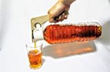 重たいペットボトルがラクラク! 専用ハンドルで注ぎやすさUP♪