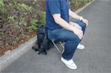 カメラ機材を背負って疲れたら…その場で座れるリュックの出番!
