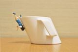 目の錯覚? “斜め上”の発想で作ったマグカップが違和感ありすぎ!
