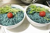 “青いラーメン”ゾンラーメン、目を閉じて食べればおいしい