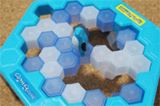 ペンギンが落ちたら負け! 氷を壊す「クラッシュアイスゲーム」が流行中