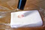 まだティッシュ? ハンコに付いた朱肉は“練り消し”でお掃除♪