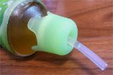 倒れてもこぼれない! ペットボトルにストローを挿せるシリコンキャップ