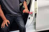 高齢者も安心! 車の乗り降りがラク〜にできる「オリレバー」