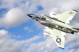 できたー! 1/72スケールの「F-4JファントムU」と実物戦闘機をコラボ撮影したらすごい達成感だった