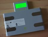 蔵書のように収納できるスリムでオシャレな体組成計