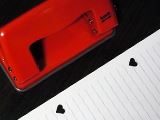 事務書類に、キュートなハート型のパンチ穴はいかが?