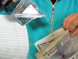 入れたはずの水が消えてしまう? 新聞紙を使った手品グッズ