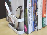 ペンなどの小物も立て掛けられる、機能的で便利なブックエンド
