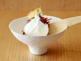 陶器のような優美さで食卓を彩る、エコな紙食器「WASARA」