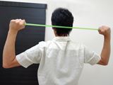 ゴルフのトレーニング用チューブで、手軽に肩こりを解消!