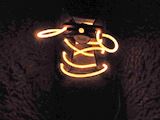 夜間のランニングも安心。足元がキラキラ光る「LED靴ひも」!