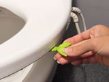 直接触れずに便座を上げ下げできる、便利でオシャレな「取っ手」
