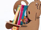 組み立てが簡単で可愛らしい、段ボール製の「子ども用本棚」