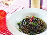イカスミとトマトの絶品パスタが、自宅でお手軽にいただけます!