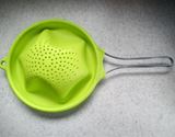使い終わったらフニャっと収納できるシリコン製のザル