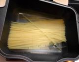 折らない、曲げない。パスタをそのまま茹でられる専用鍋!