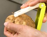 丸い野菜も怖くない! “2つ折り”に変形する新ピーラー