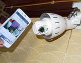 家の様子をスマホで中継! ソケットに差すだけの防犯カメラ