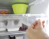 冷蔵庫に引き出しを増設! 棚にぶら下げるケースが秀逸