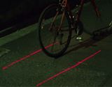 自転車の車幅をお知らせ! レーザービーム付きテールライト