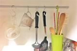 かさばる調理器具は“ぶら下げて”収納! 優秀なキッチンフック