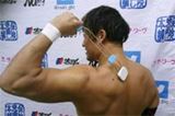 背中に軟こうを塗りたい、でも届かない…そんなときはコレで解決!