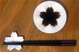 お醤油を注ぐとさくらが開花♪ かわいすぎる小皿にキュン