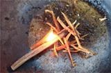 ぬれても燃える。“松やに”を使った自然の着火剤がすごい!