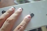 スマホ、もう落とさない。ぽちっと貼るだけで安心度アップ!