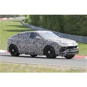 ランボルギーニの世界最速SUV、PHVは700馬力へ…2018年秋登場か