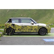 MINI初のEVモデル、充電中を激写!BMW i3 技術を移植