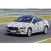 「目ヂカラ」で Aクラス と差別化! メルセデス CLA 次期型の流麗デザイン