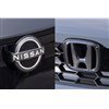 日産(写真左)とホンダ(同右)のエンブレム。