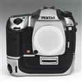 [PENTAX K20D チタンカラープレミアムキット] カメラ本体とバッテリーグリップの外観にチタンカラーを採用したハイアマチュア向けデジタル一眼レフカメラ「PENTAX K20D」の限定モデル。価格はオープン