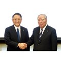 トヨタ自動車の豊田章男社長（左）と、スズキの鈴木 修会長（右）。写真は2016年10月12日の記者会見のもの。