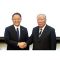 トヨタ自動車の豊田章男社長（左）と、スズキの鈴木 修会長（右）。写真は2016年10月、業務提...