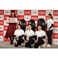 左から綾瀬はるかさん、アイスホッケー日本代表「スマイルジャパン」の久保英恵選手（FW）、床亜矢...