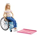 車椅子に乗ったバービーがシリーズ初登場、ピンクのスロープ付き