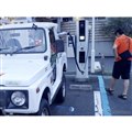 2020年7月12日18時58分、クロカン四駆の電気自動車が、日本で初めてCHAdeMO急速充電器からの充電に成功した瞬間。