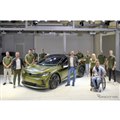 VWの電動SUVクーペ、ランボルギーニ純正グリーンで登場…職業訓練生がカスタム