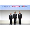 トヨタの新体制方針説明会で登壇した3人。中央が佐藤恒治社長、写真向かって右が中嶋裕樹副社長、同...