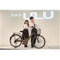 ヤマハの通学モデルの新型電動アシスト自転車『PAS ULU』と、CMキャラクターの稲垣来泉さん、小田推真さん