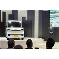 新型軽EV「ラッコ」を発表するBYDオートジャパンの東福寺厚樹社長。