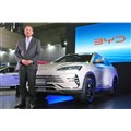 新型PHEV「BYDシーライオン6」と、BYDオートジャパンの東福寺厚樹社長。