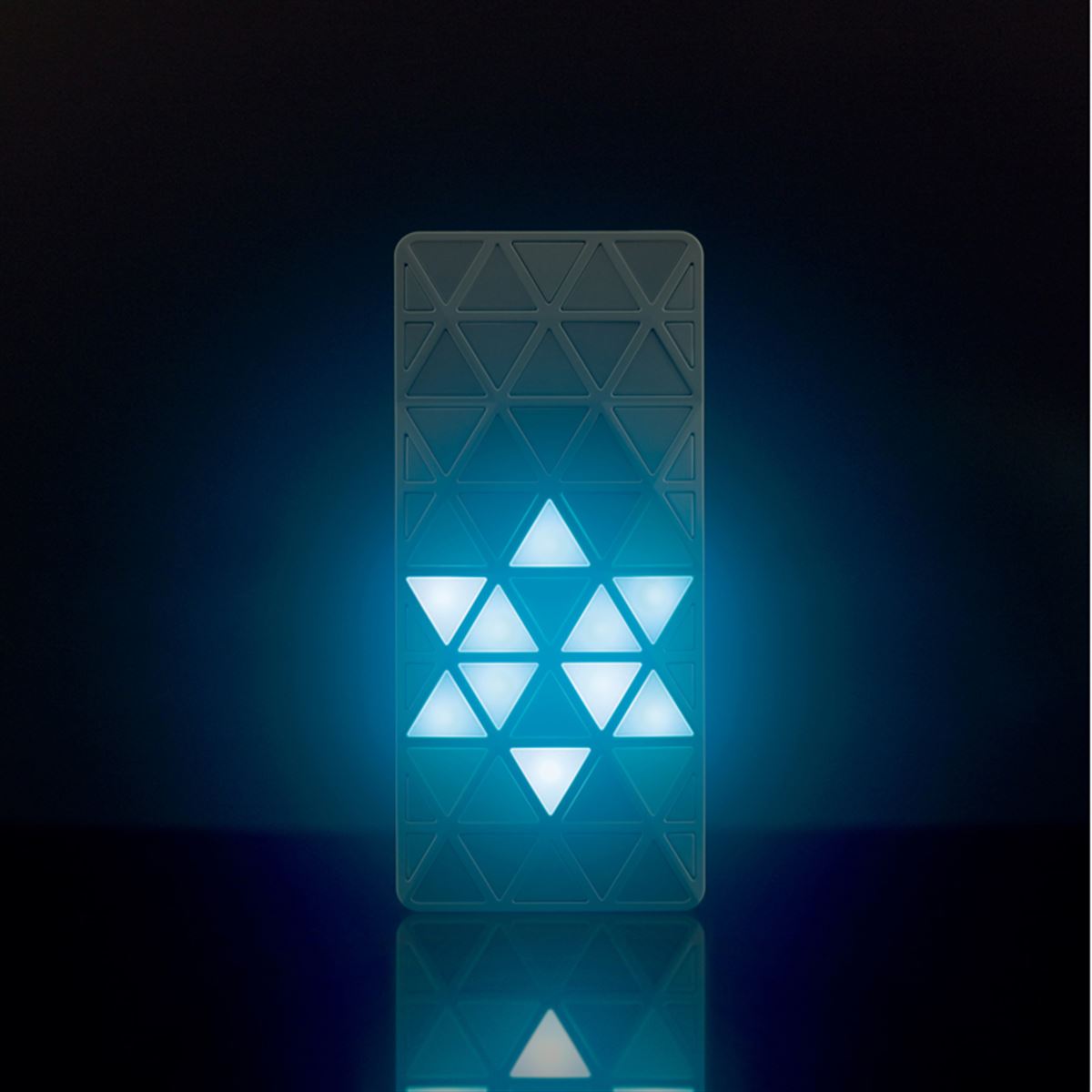 au、「LIGHT POOL」を7月30日に発売 - 価格.com