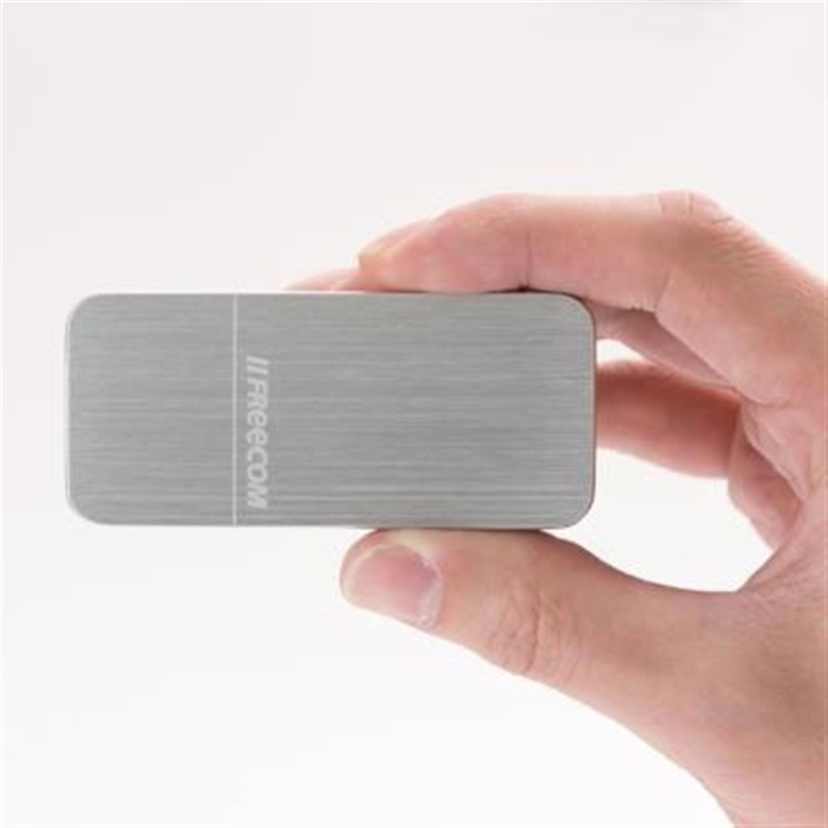 フリーコム、256GBで手のひらサイズのポータブルSSD - 価格.com