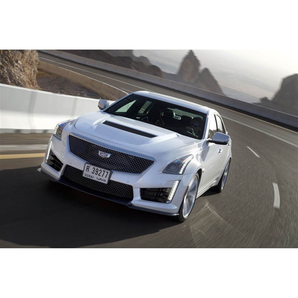 キャデラックから649psを誇る「CTS-V」が登場 - 価格.com
